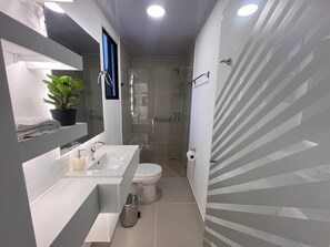Dusche, Haartrockner, Handtücher, Seife