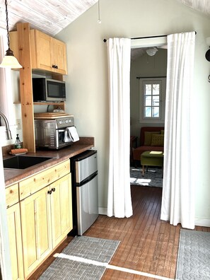 Kühlschrank, Mikrowelle, Wasserkocher mit Kaffee-/Teezubehör