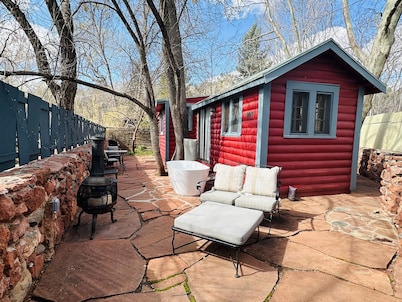 Eclectic Cottage on the Creek!