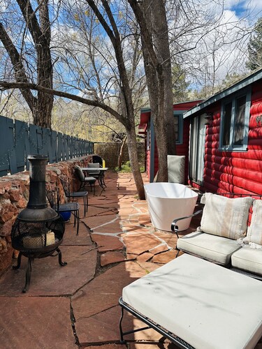 Eclectic Cottage on the Creek!