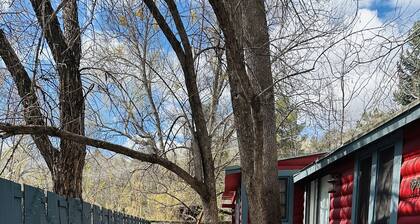 Eclectic Cottage on the Creek!