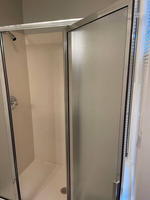 Asciugacapelli, asciugamani, sapone, shampoo