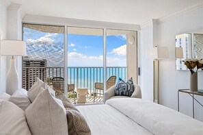 2 bedrooms, WiFi, bed sheets - Beautiful Front Unit (Naples)