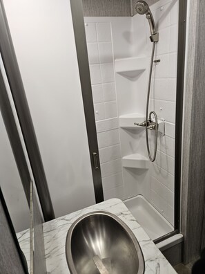 Dusche, Haartrockner, Handtücher, Seife