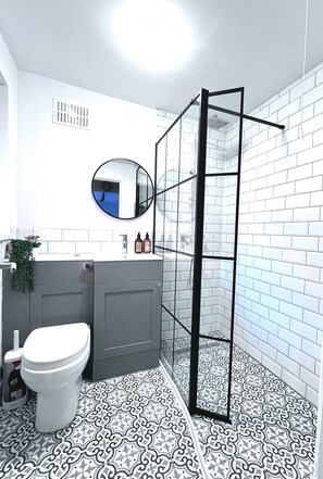 Secador de pelo, toallas, jabón y papel higiénico