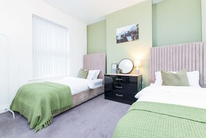 2 bedrooms, desk, iron/ironing board, WiFi - 5 bed House in Nottingham, NG7, Free Parking, Free Wi-Fi, 10 minutes to Centre (Nottingham)