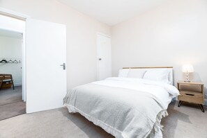 2 dormitorios, escritorio, tabla de planchar con plancha y wifi