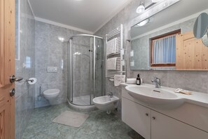 Een douche, een haardroger, een bidet, handdoeken