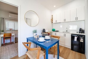 Kühlschrank, Mikrowelle, Herdplatte, Wasserkocher mit Kaffee-/Teezubehör