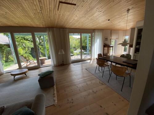 Ferienhaus mit Garten, Klarer Architektur und Puristischem Design