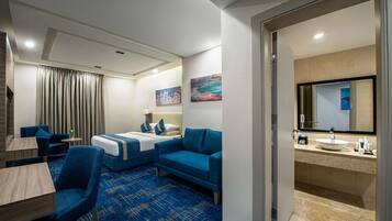 Ropa de cama hipoalergénica y caja de seguridad en la habitación