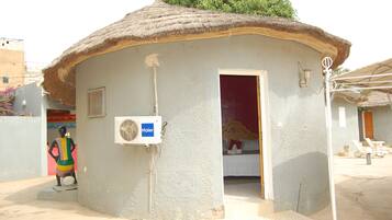 Quarto tradicional | Individualmente decorados, individualmente mobiliados, escrivaninha