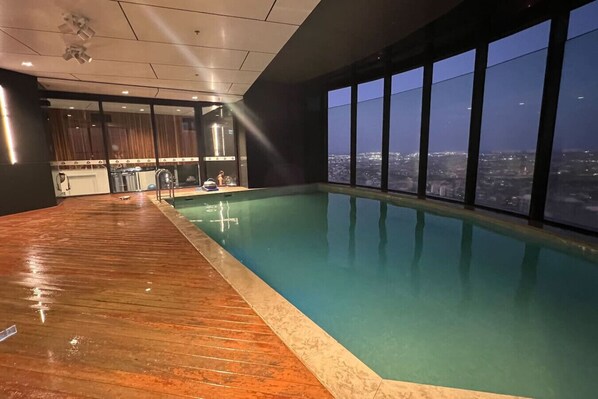 Pool - Vibrant 2BR River View Apt|CBD|Shared Pool & Gym (Brisbane City)