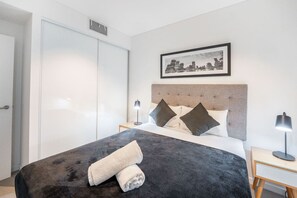 2 bedrooms, iron/ironing board, WiFi, bed sheets - Vibrant 2BR River View Apt|CBD|Shared Pool & Gym (Brisbane City)
