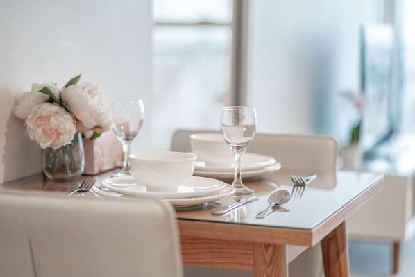 Dining - Vibrant 2BR River View Apt|CBD|Shared Pool & Gym (Brisbane City)