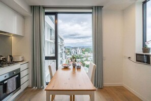 Fridge, stovetop, cookware/dishes/utensils - 1BR Amazing City Views + Pool/Gym (Spring Hill)