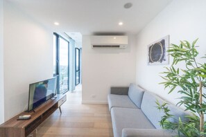 TV - 1BR Amazing City Views + Pool/Gym (Spring Hill)