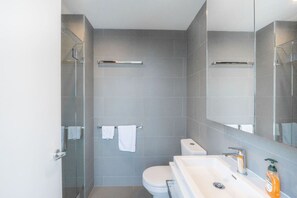 Bathroom - 1BR Amazing City Views + Pool/Gym (Spring Hill)