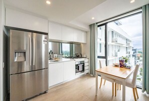 Fridge, stovetop, cookware/dishes/utensils - 1BR Amazing City Views + Pool/Gym (Spring Hill)