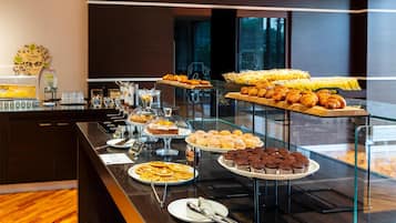 Dagelijks ontbijtbuffet (EUR 9.50 per persoon)