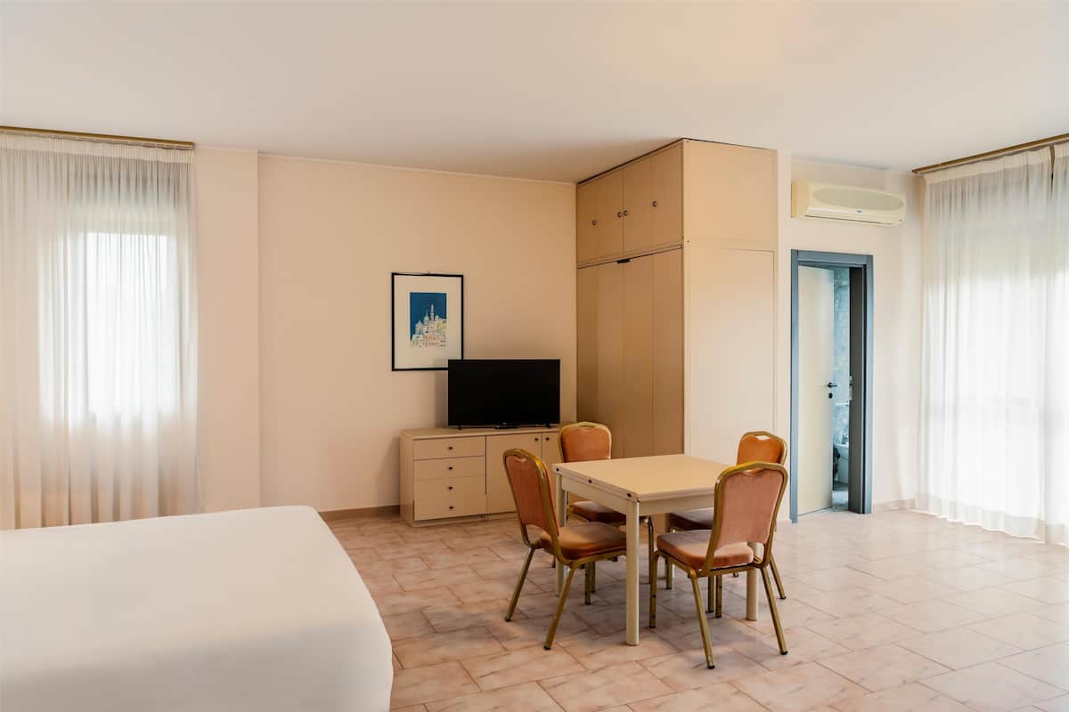 1 bedroom, in-room safe, blackout curtains, free WiFi