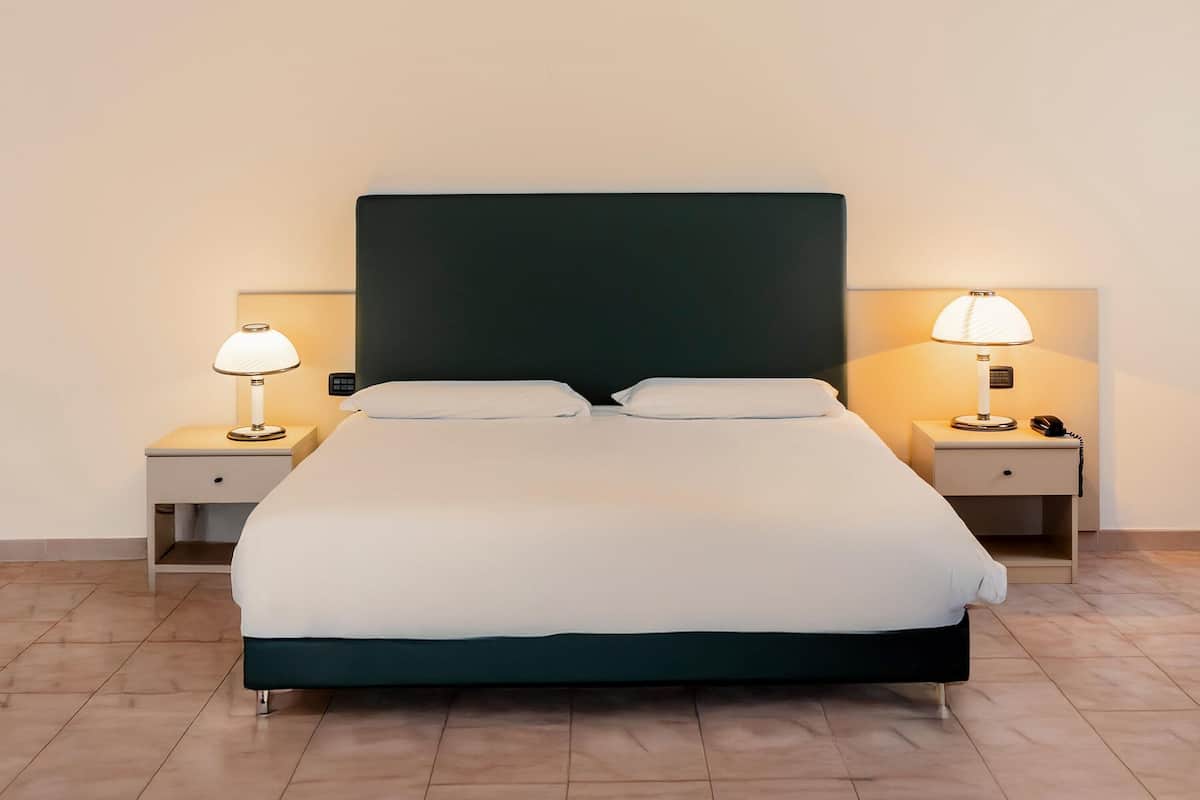 In-room safe, blackout drapes, free WiFi