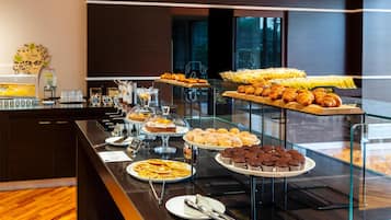 Café da manhã com buffet todos os dias (EUR 9.50 por pessoa)