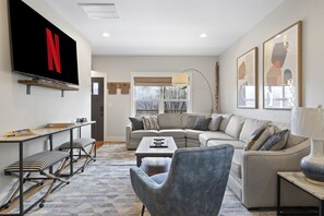 Smart-tv en een tafeltennistafel