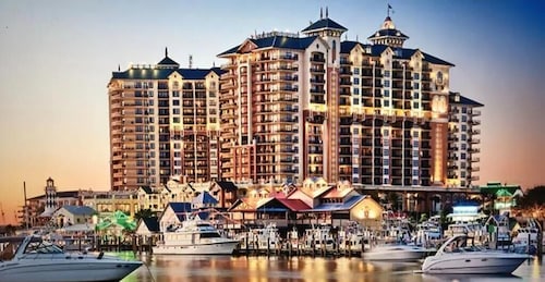 3 king beds / 3 bath Emerald Grande Condo Harbor & Gulf-View / Crab Island