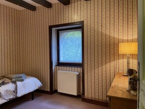 3 多间卧室、客房内保险箱、办公桌、熨斗/熨衣板