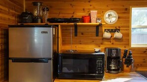 Kühlschrank, Mikrowelle, Wasserkocher mit Kaffee-/Teezubehör, Toaster
