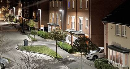 Modern Coach house, walking distance from city centre (2 Bed, en-suite, parking)