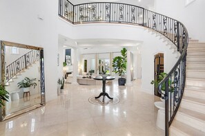 المنشأة من الداخل