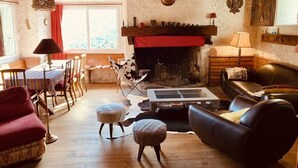 Un salon rustique avec une cheminée, des meubles en bois et une ambiance chaleureuse.