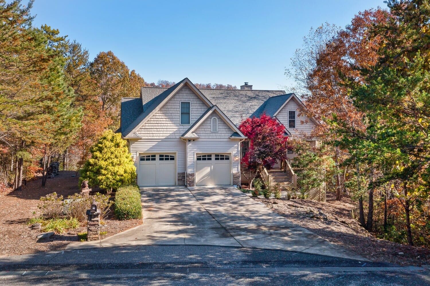 Rumbling Bald Resort home in Lake Lure - WiFi - Community Beach, Pool, Golf and more by Sunscape Property Management by RedAwning
