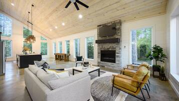 TV connectée, cheminée, livres