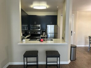 Frigorífico, microondas, horno y placa de cocina