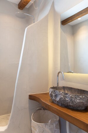 Dusche, Haartrockner, Handtücher, Seife