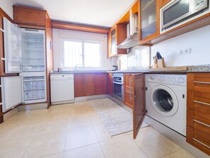 Een koelkast, een magnetron, een oven, een vaatwasser