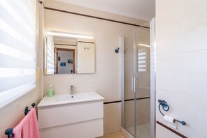 Ducha, secador de pelo y toallas