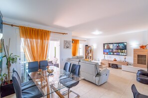Interior - Cubo's Chaparral Townhouse & Community Pool / sea views / free wifi / air conditioning (Mijas Costa)