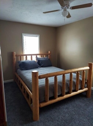 2 bedrooms, free WiFi, bed sheets - House is located right across from trail system. With miles and miles to ride (Newberry)