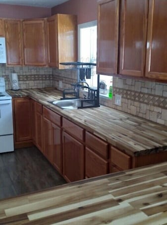 Fridge, microwave, oven, stovetop. House is located right across from trail system. With miles and miles to ride