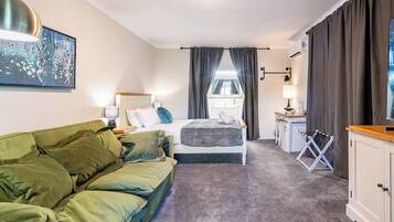 Deluxe Apartment | Desk, soundproofing, iron/ironing board, free WiFi