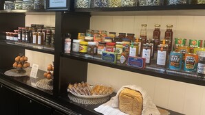 Un bufé de desayuno con diversos alimentos y acompañamientos.