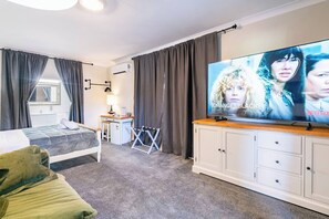 Deluxe Apartment | Desk, soundproofing, iron/ironing board, free WiFi - Cypress BnB (Urangan)