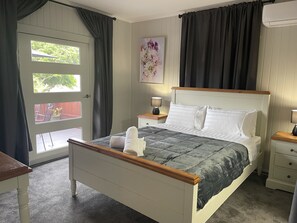 Luxury Studio | Desk, soundproofing, iron/ironing board, free WiFi - Cypress BnB (Urangan)