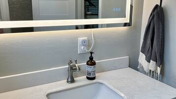 Secadora de cabello, toallas, jabón, papel de baño