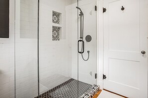 Shower, hair dryer, towels, soap - Stonehouse - A Stunning 1920's Dream (Independence)