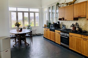 Køleskab, mikrobølgeovn, ovn, kogeplade